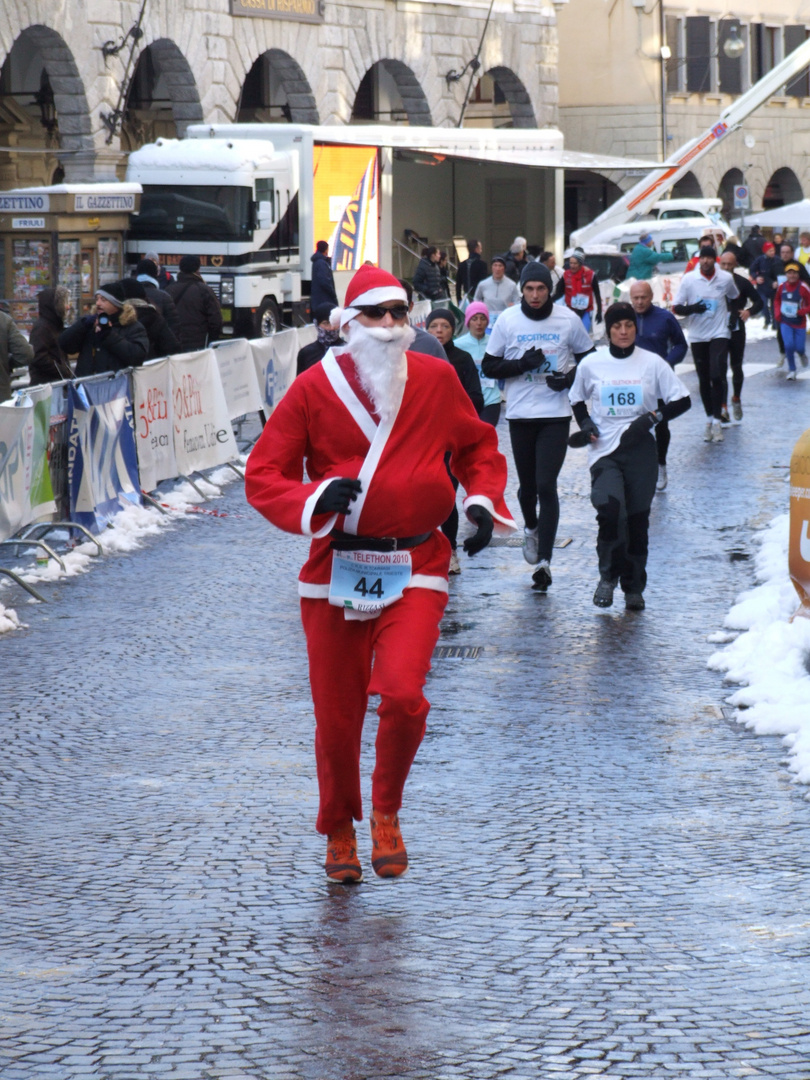 bimbi babbo natale si allena prima di portarvi i regali