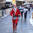 bimbi babbo natale si allena prima di portarvi i regali