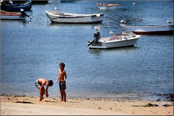Bimbi scherzando vicino al fiume Tejo