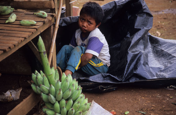 Bimbo cambogiano appena sgridato