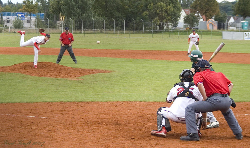 Bin mal gespannt wer den Ball kriegt, Catcher oder Batter