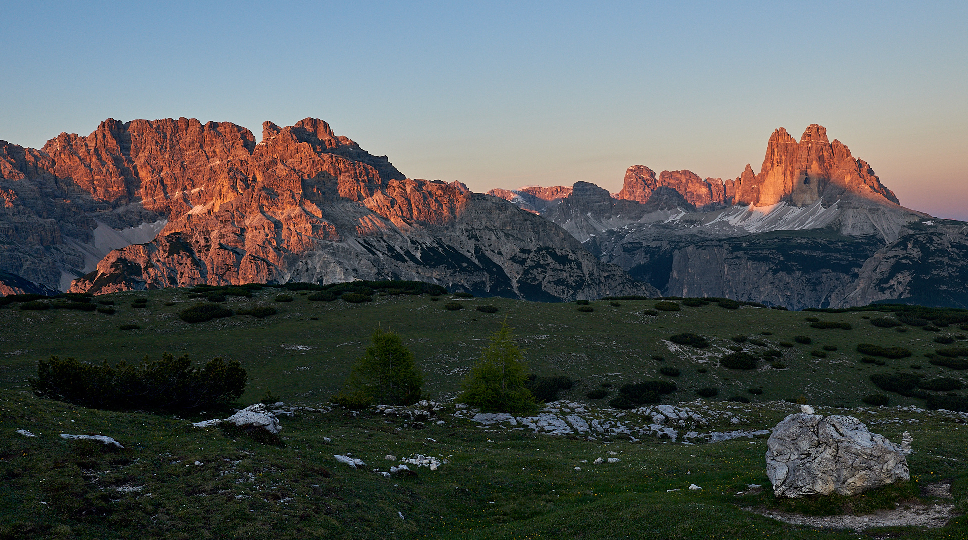 Bin wieder da, mit einem Abendleuchten in den Sextener Dolomiten und den Drei Zinnen...