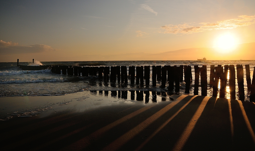 BIN WIEDER DA. Sonnenuntergang am Strand von Zouteland (Zeeland) Holland.