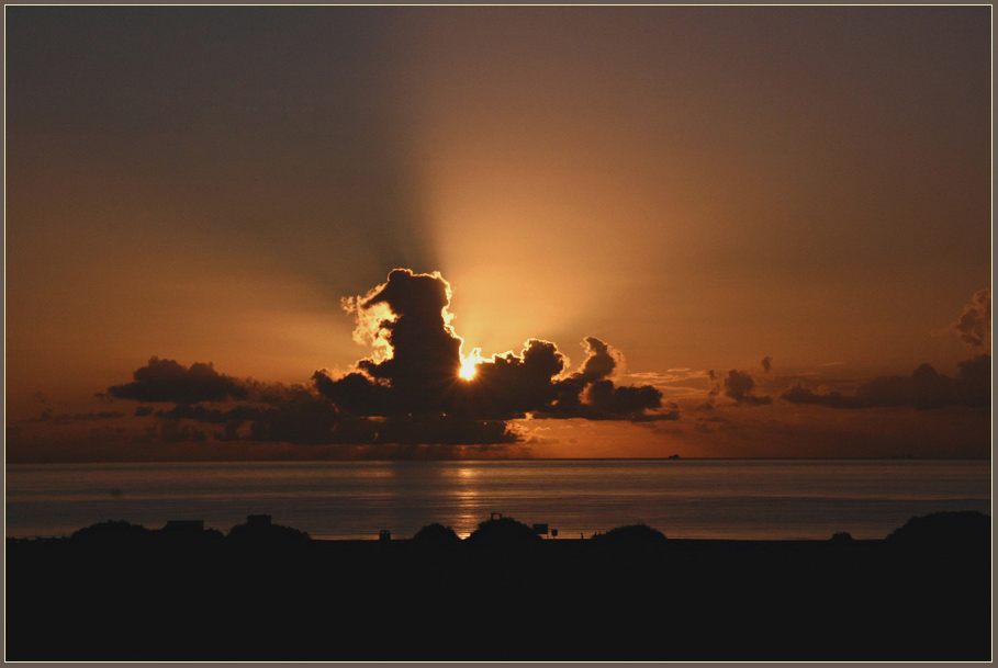 Bin zurück und habe euch die Sonne mitgebracht.......frühmorgens am Meer