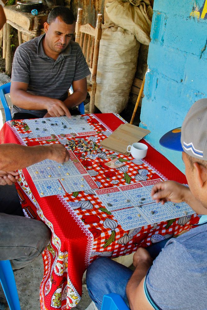 Bingo mit Maiskörnern und Steinchen