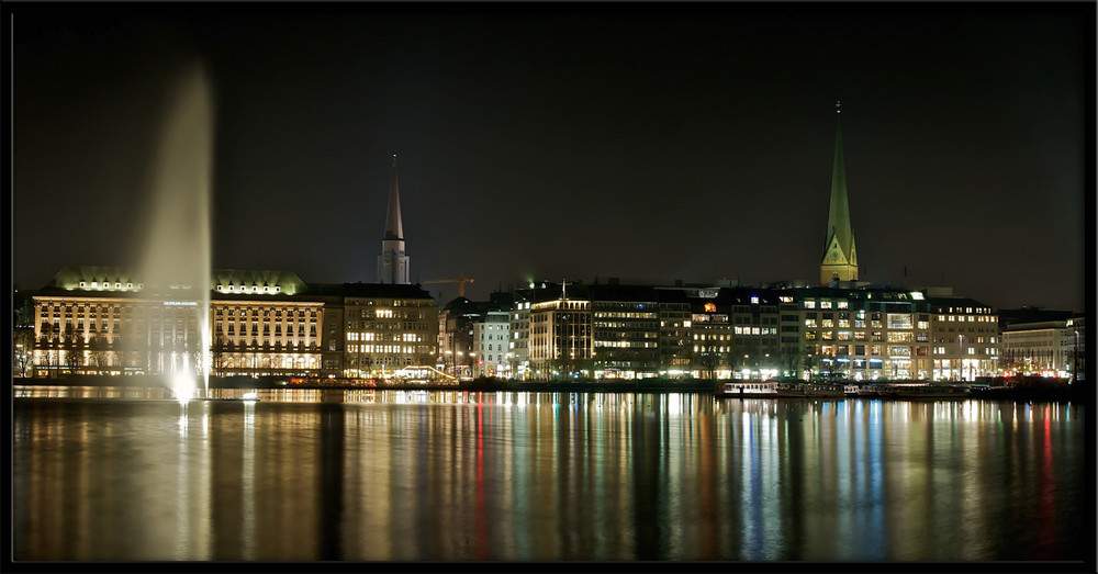 Binnenalster bei Nacht mit Blick auf den Ballindamm