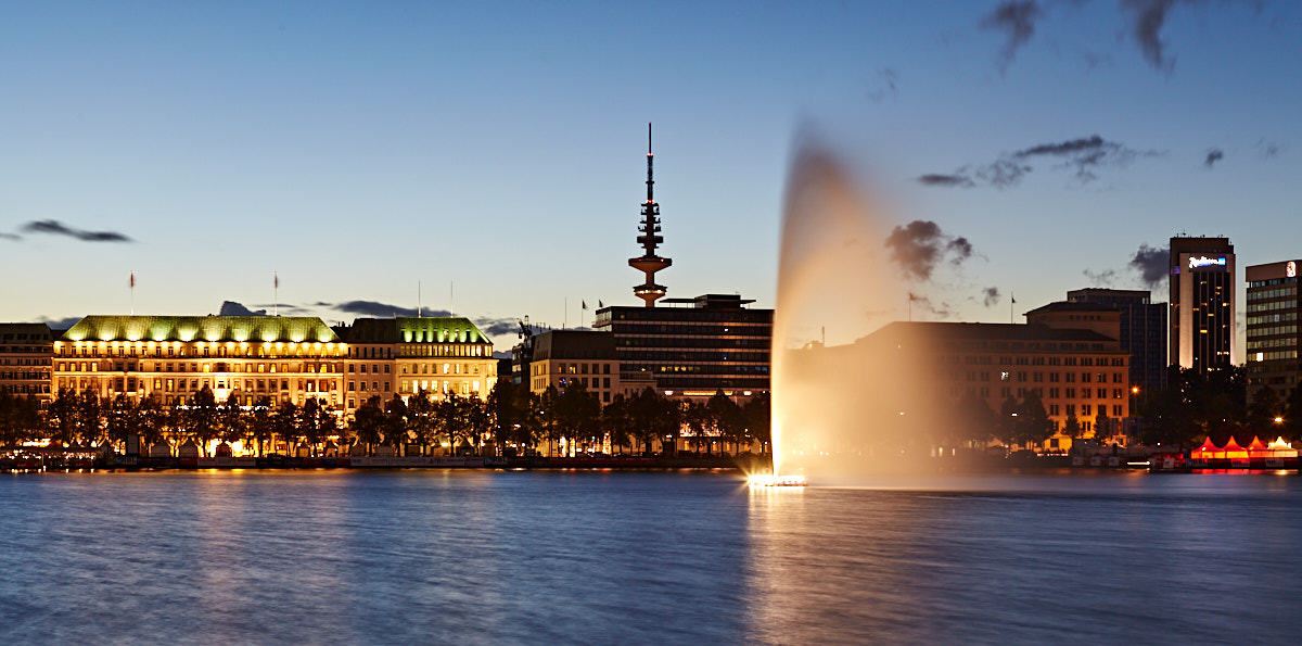 Binnenalster (Hamburg) mit Fontaine in der blauen Stunde