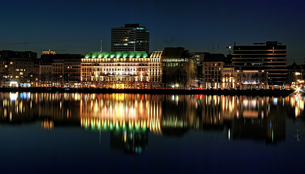 Binnenalster mit Blick auf das Hotel Vier Jahreszeiten