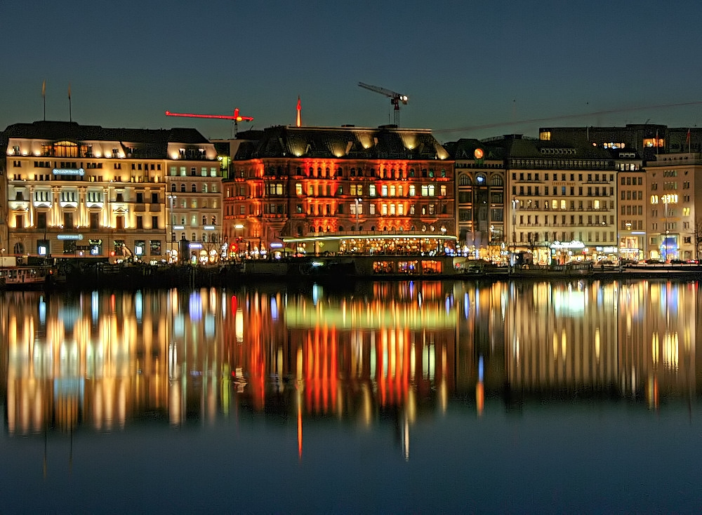 Binnenalster mit Blick auf den Hamburger Hof