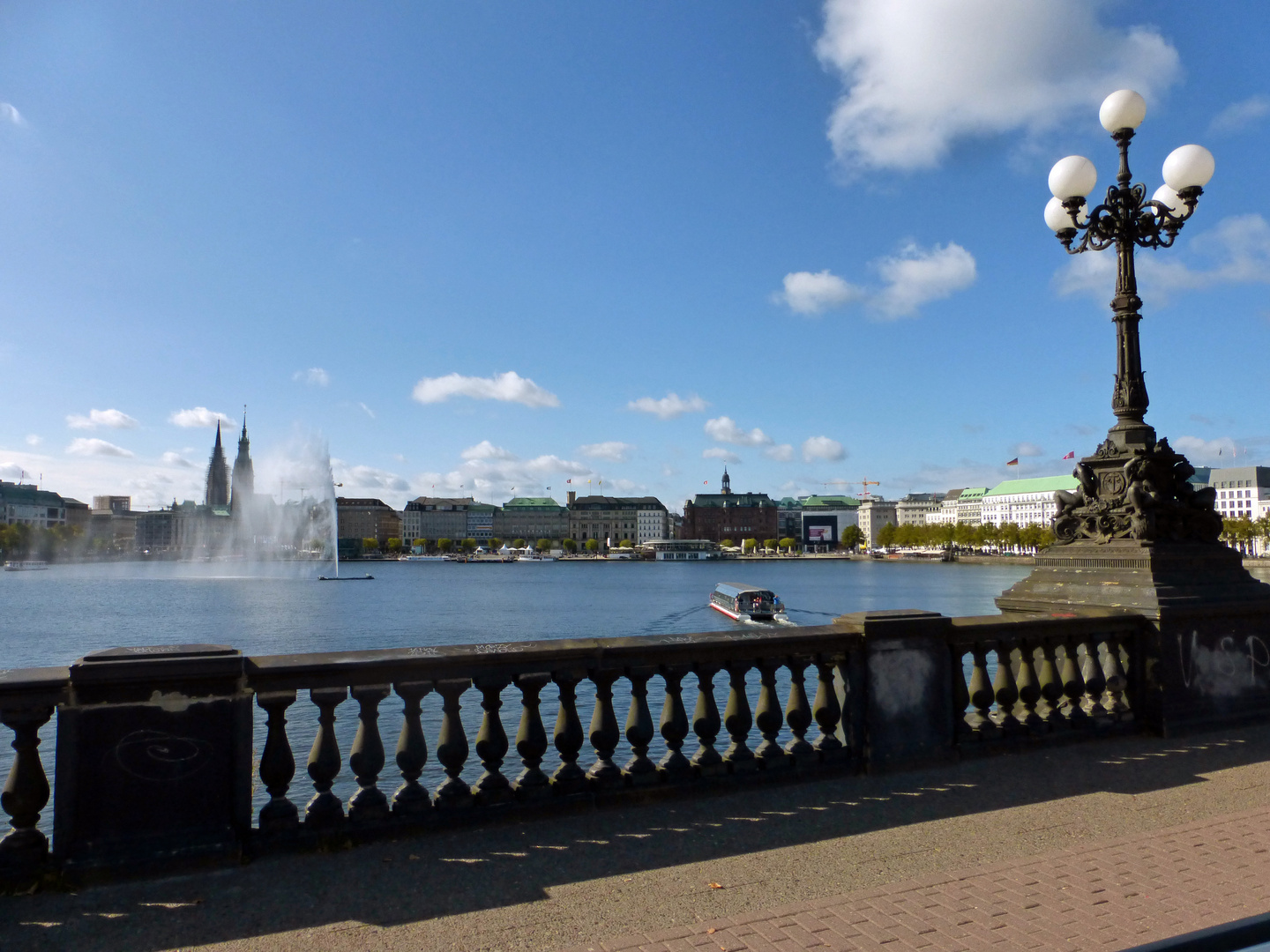 Binnenalster mit Blick auf den Jungfernsteg