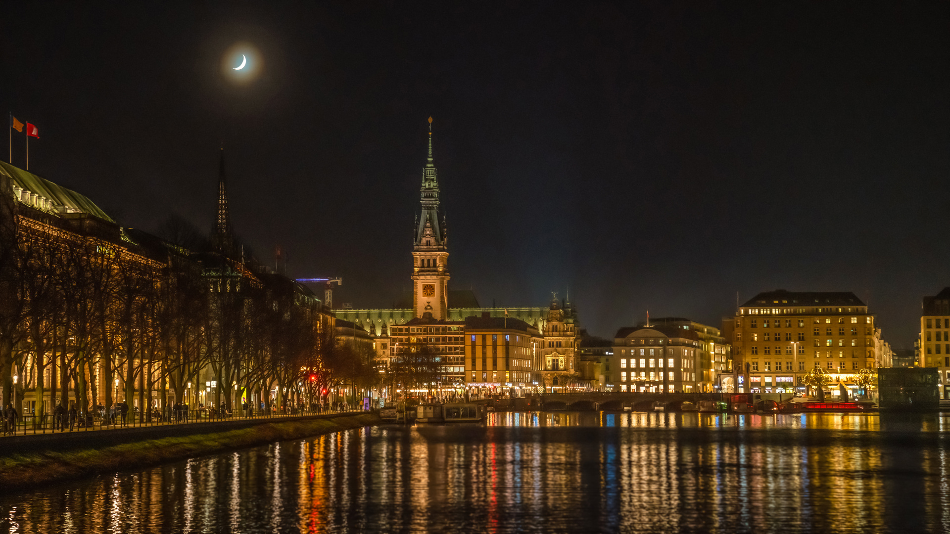 Binnenalster mit Blick auf 's  Rathaus