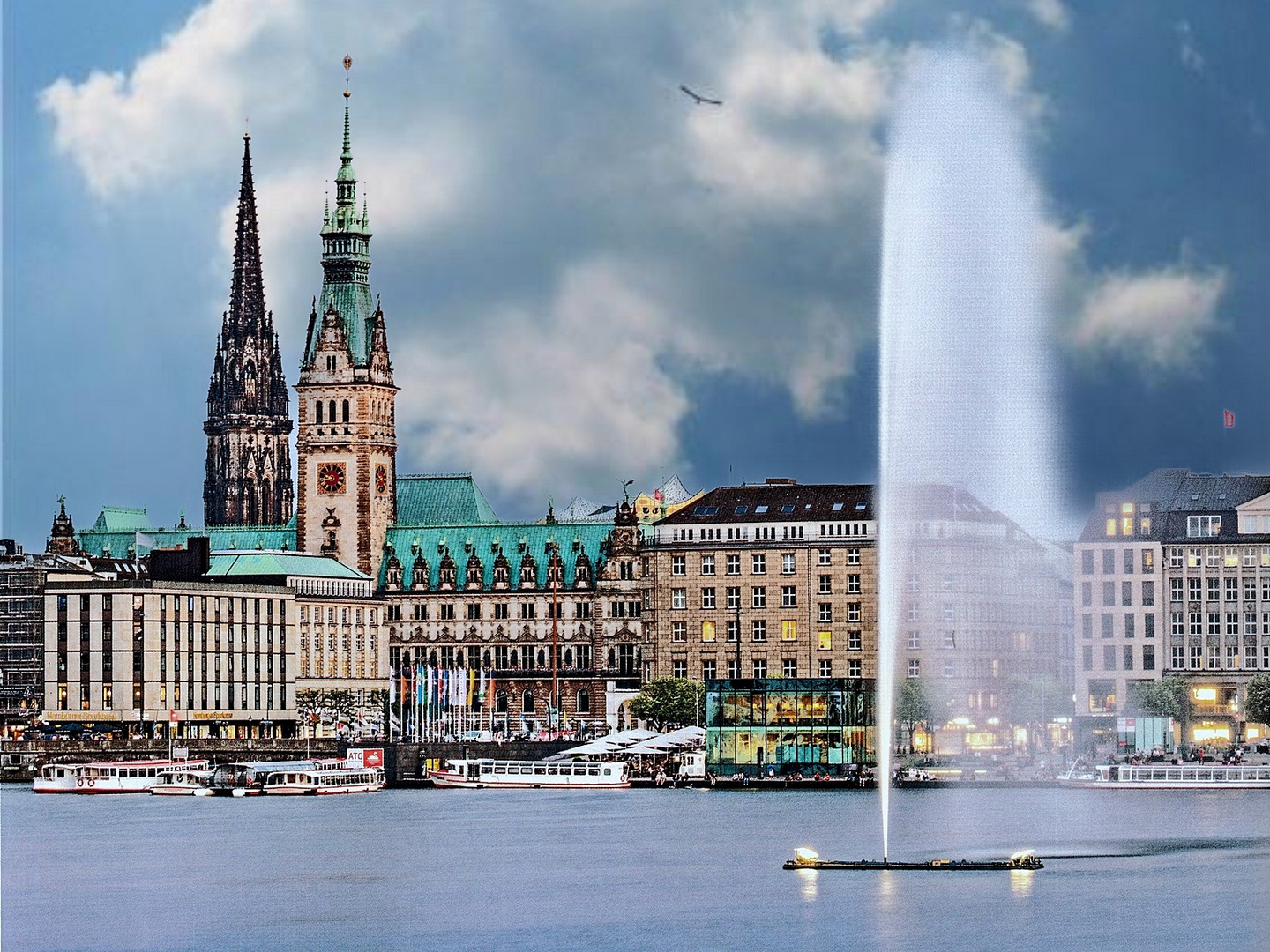 Binnenalster, Nikolaikirche und Rathaus in Hamburg