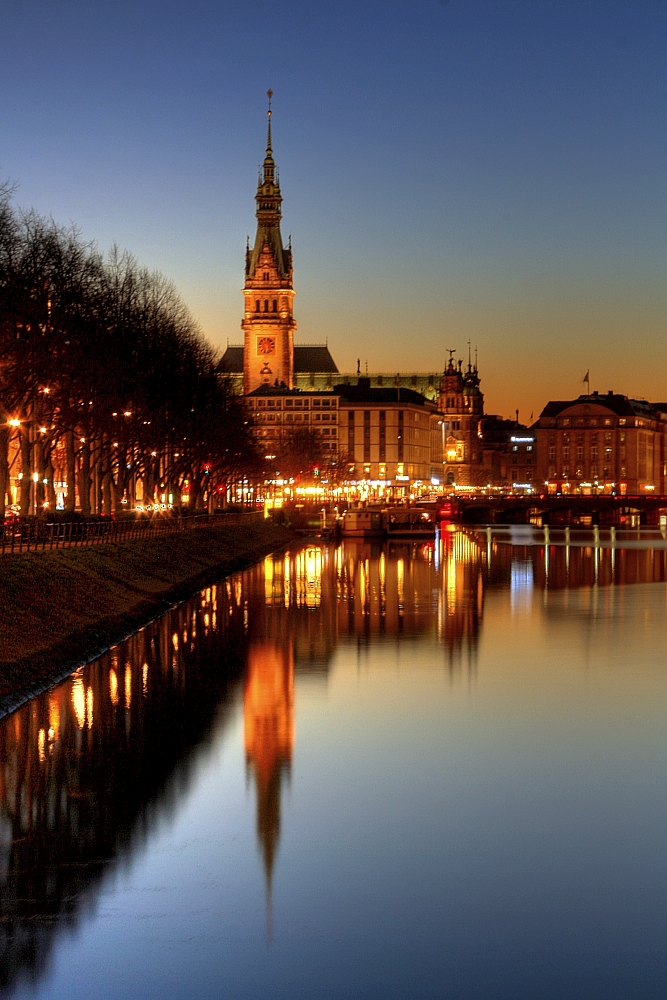 Binnenalster seitlich mit Rathaus