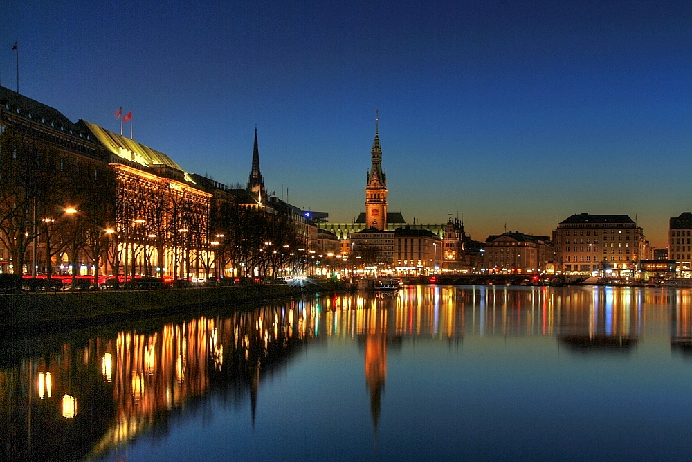 Binnenalster seitlich mit Rathaus-Blick