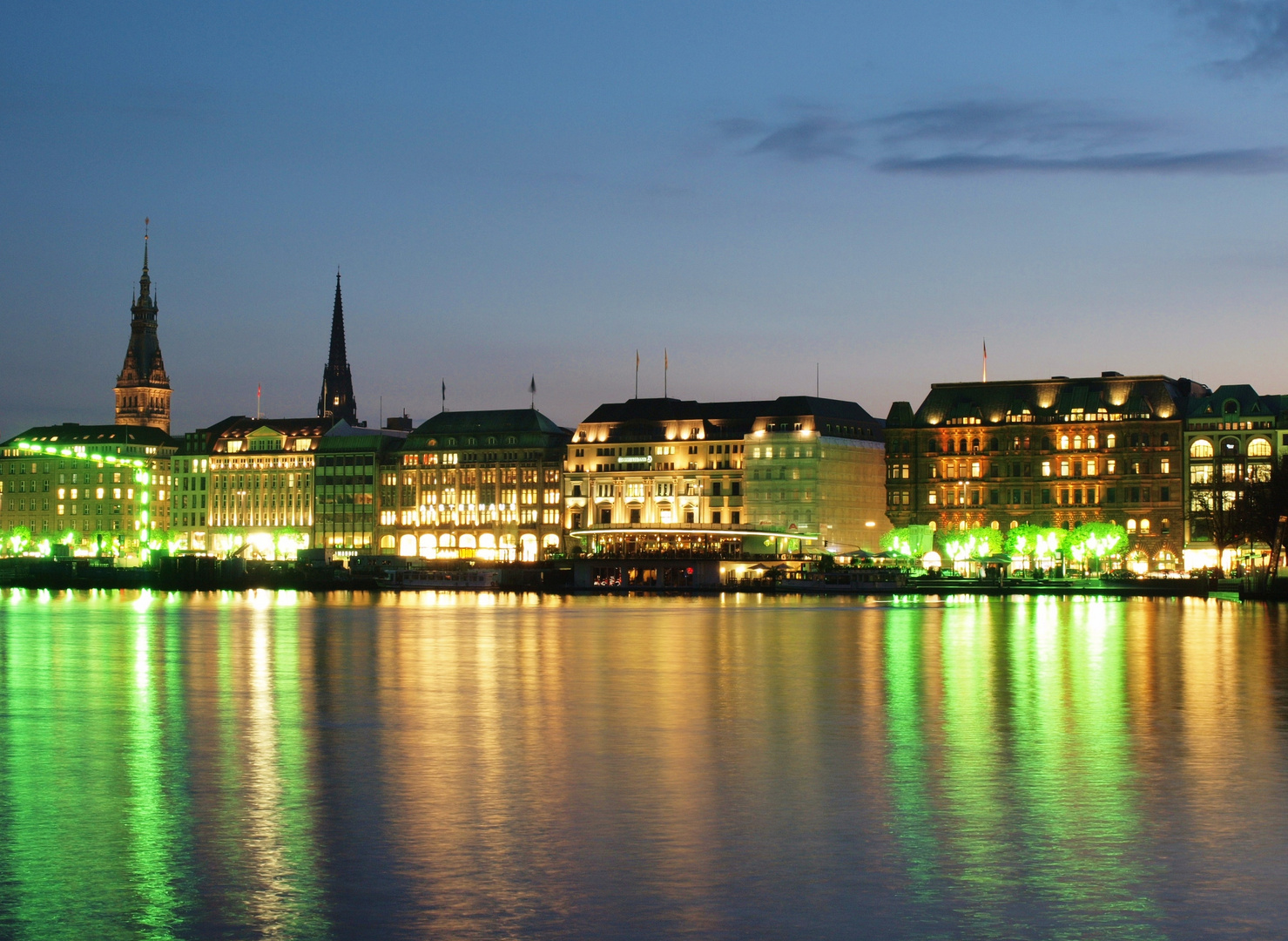 Binnenalster zur blauen Stunde