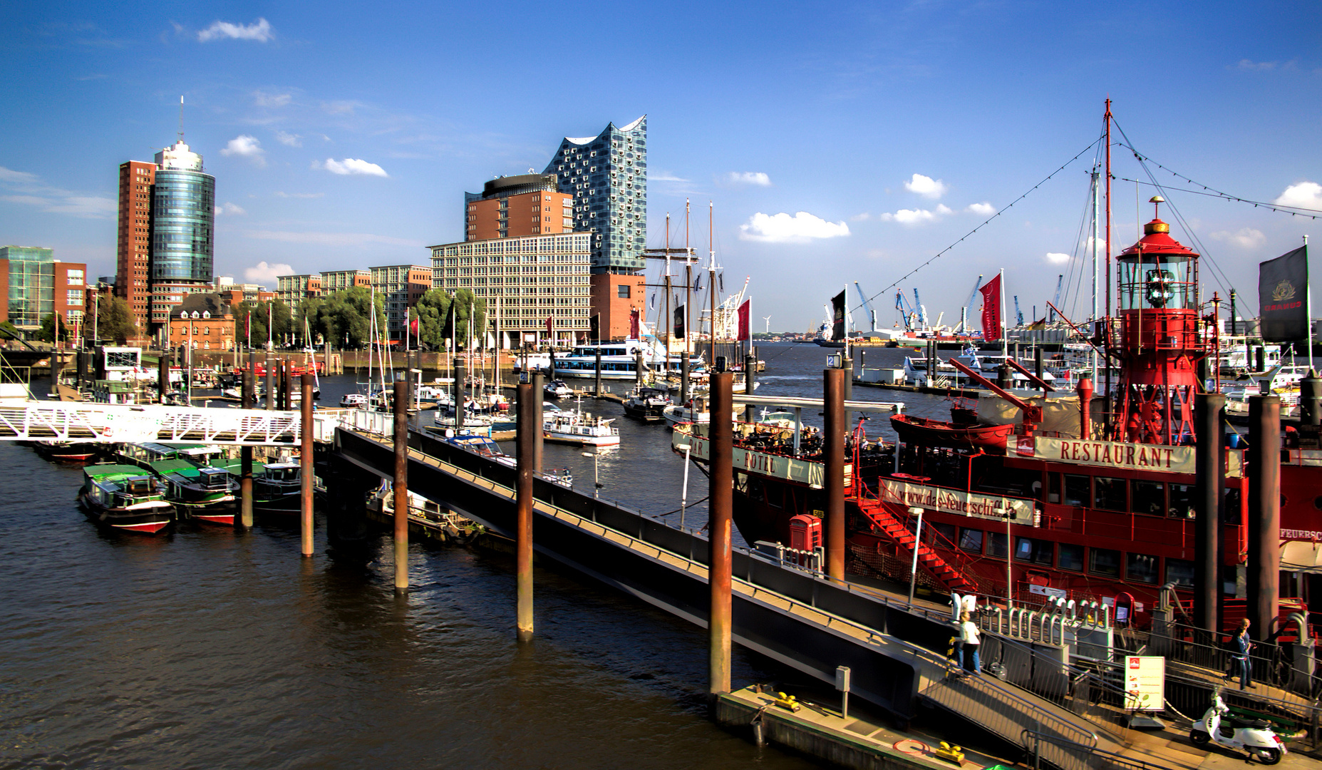 Binnenhafen Hamburg vor der Elbphilharmonie