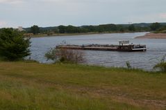 Binnenschiff auf der Elbe