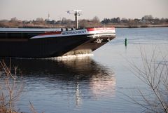 Binnenschiff auf der Elbe bei Geesthacht.