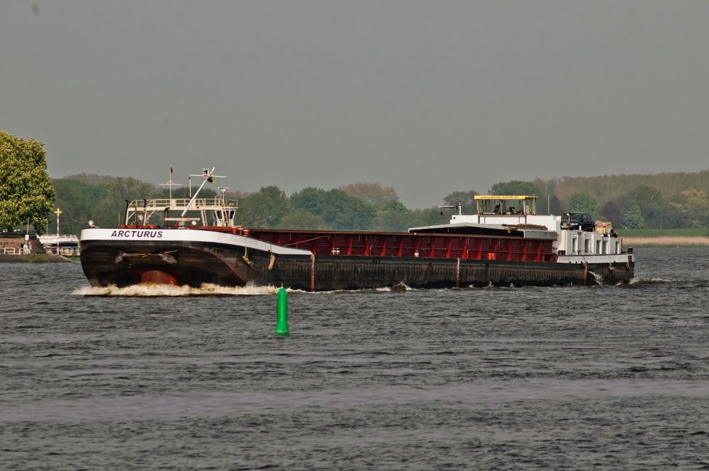 Binnenschiff bei Schlechtwetter auf der Elbe