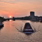 Binnenschiff bei Sonnenuntergang ; Bremen a. d. Weser