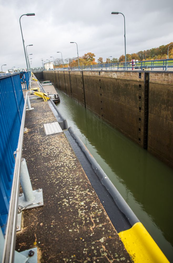 Binnenschiff füllt die halbe Schleuse 