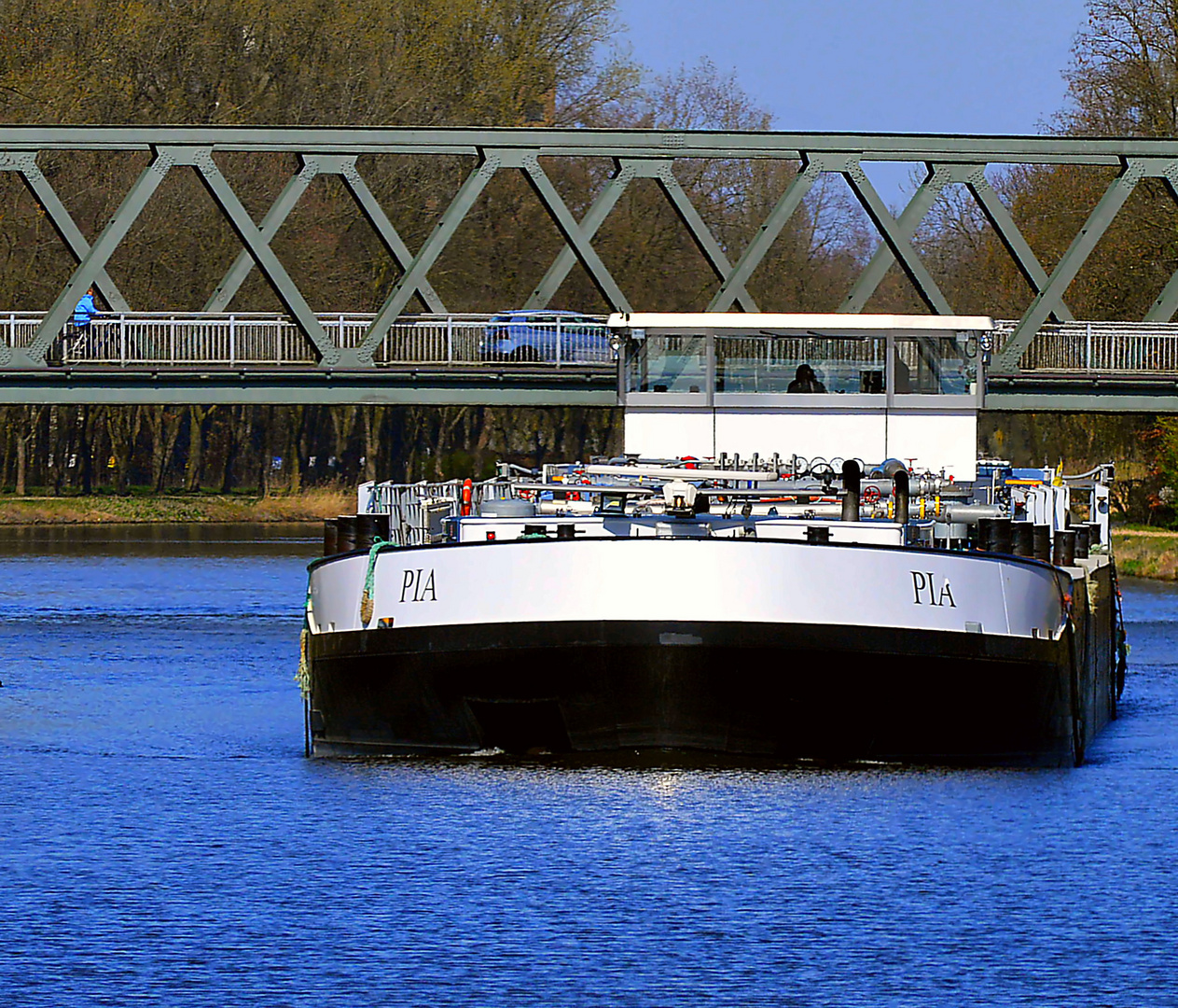 Binnenschiff im Dortmunder Emskanal 