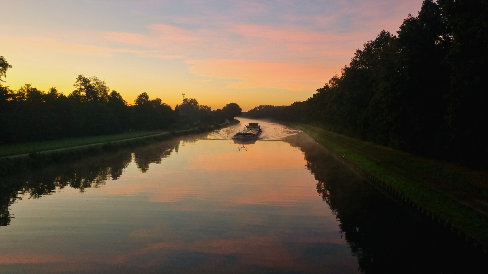 Binnenschiff Morgens am Mittellandkanal 