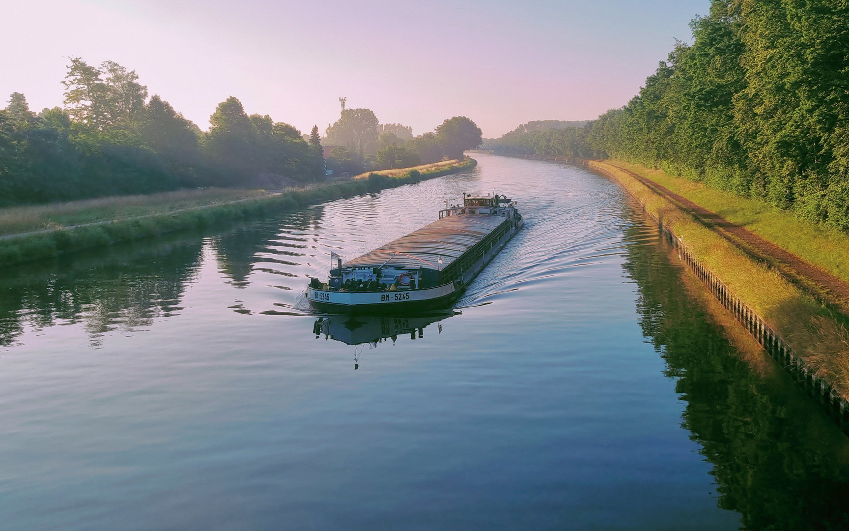 Binnenschiff Morgens am Mittellandkanal Hahlen