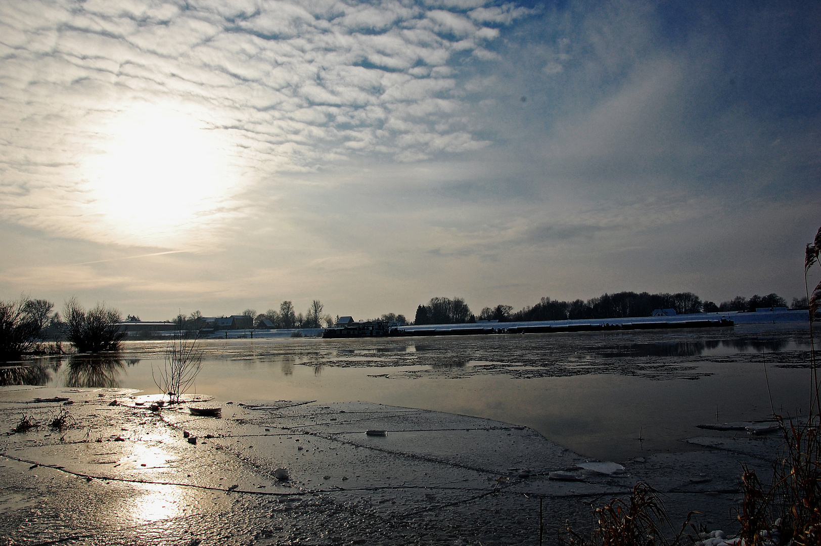 Binnenschiffahrt im Winter