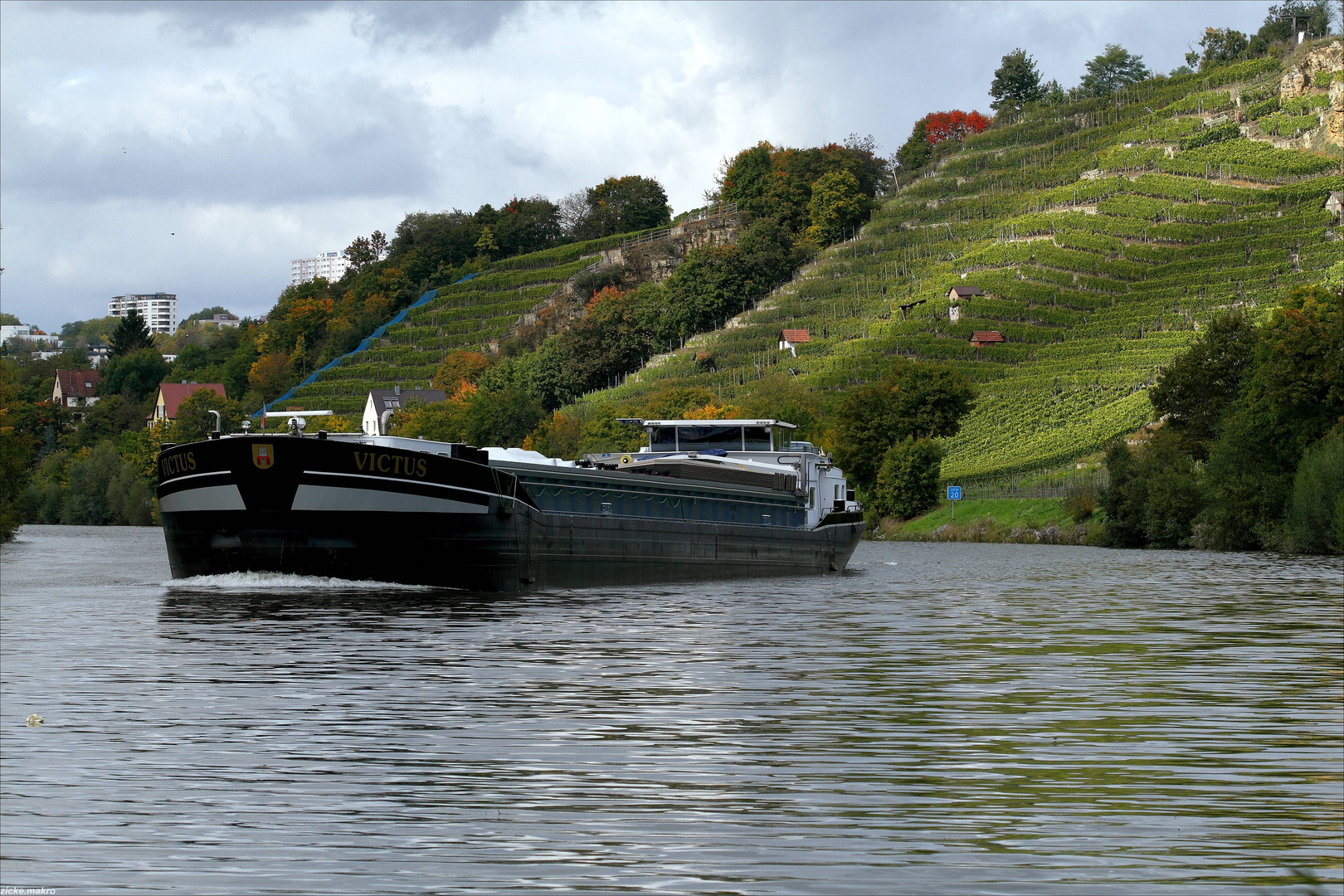 Binnenschiffer auf Fluss