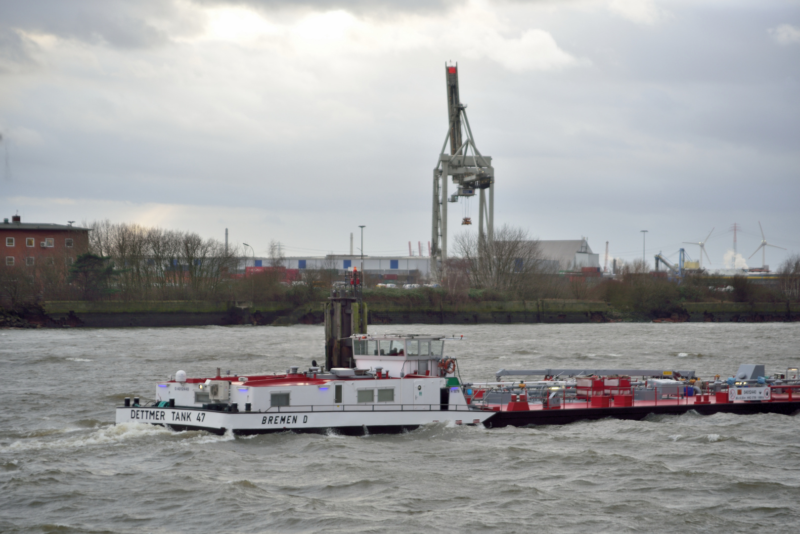 Binnentankschiff auf der welligen Elbe