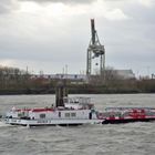 Binnentankschiff auf der welligen Elbe