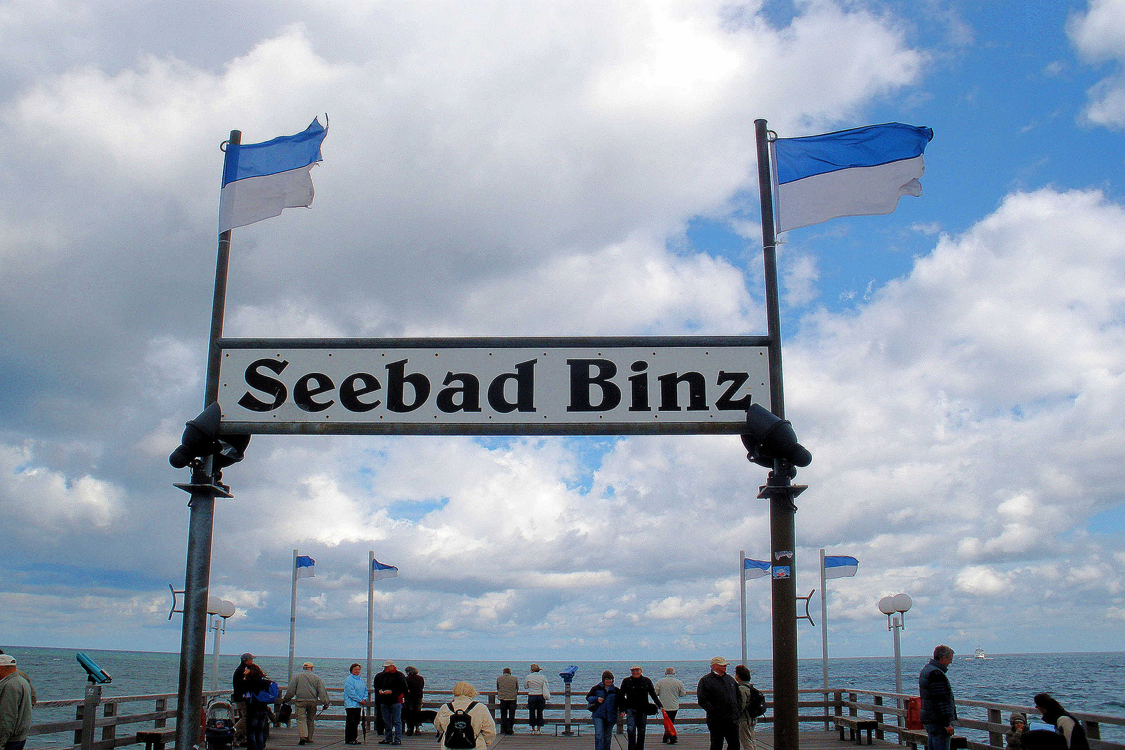 BINZ auf der Seebrücke Foto & Bild | deutschland, europe ...