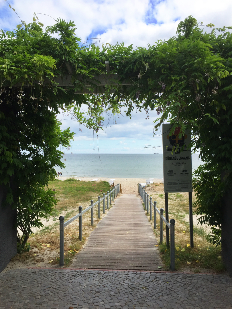 Binz - Durchblick zum Meer