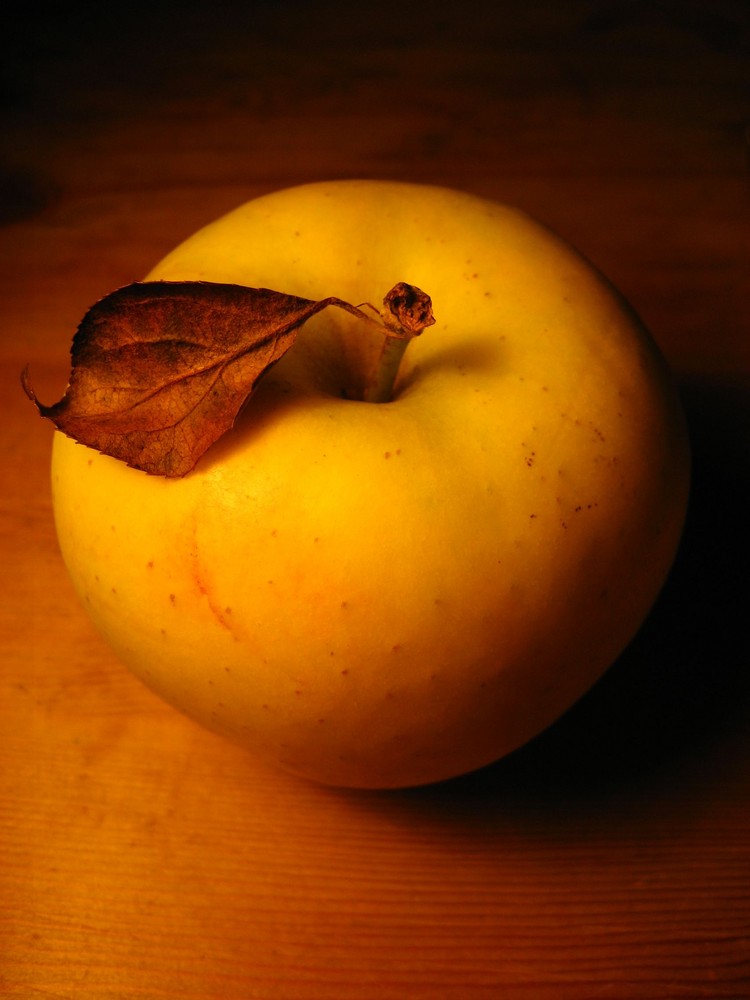 Bio-Apfel mit Blättchen