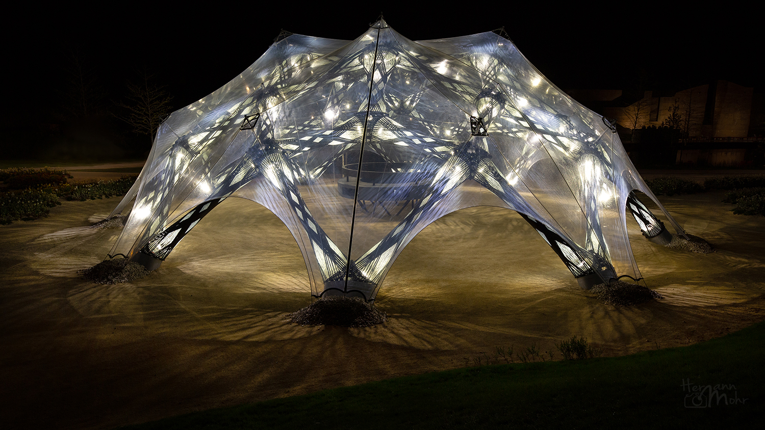 Bionischer Faserpavillon bei Nacht (BUGA 2019)