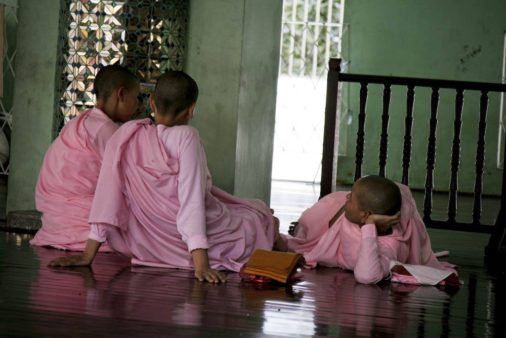 Birmesische Nonnen beim Plausch