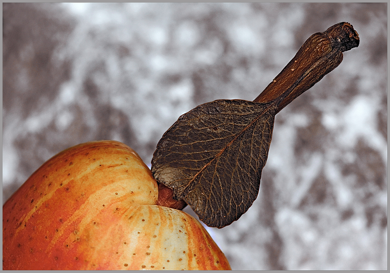 Birne mit Blatt