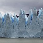 bis zu 100 m hoch, münden die Gletscher in den Lago Argentinio................