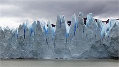 bis zu 100 m hoch, münden die Gletscher in den Lago Argentinio................