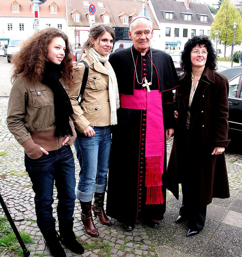 Bischof mit Damen