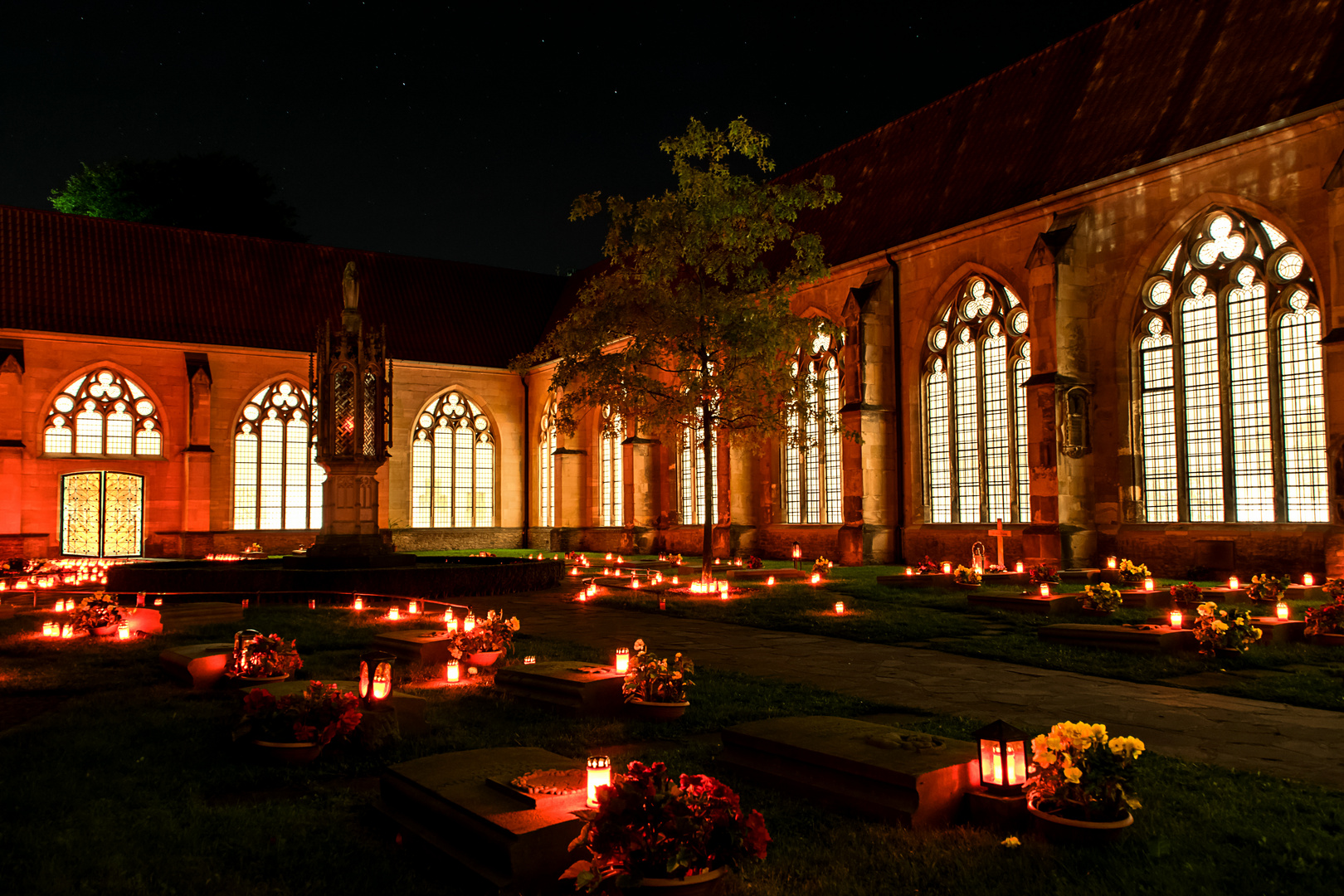 Bischofs-Friedhof im Kerzenschein