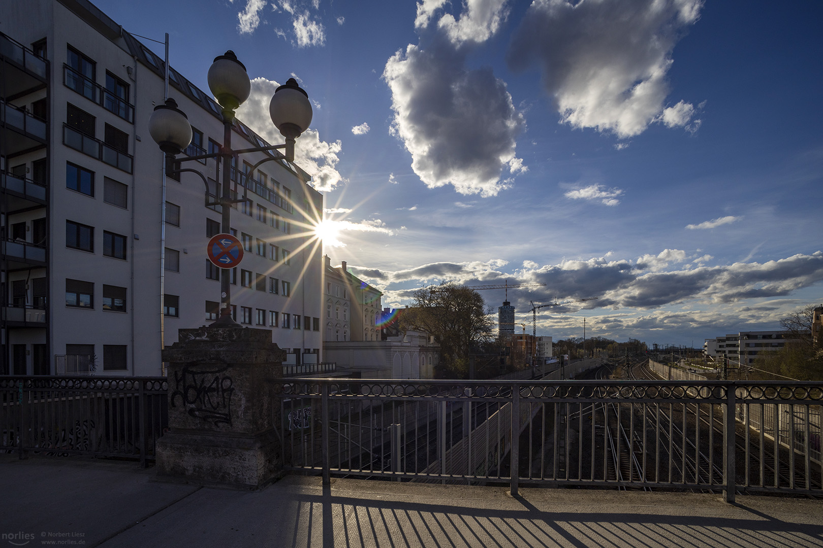 Bismarckbrücke im Gegenlicht