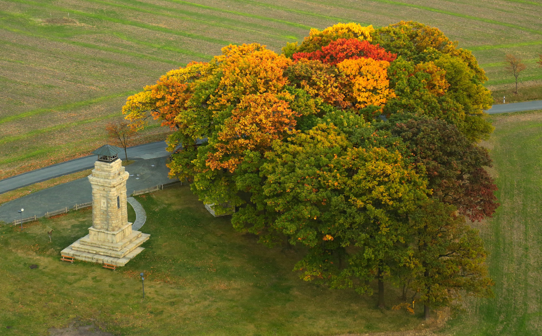 Bismarcksäule Markneukirchen im Herbst