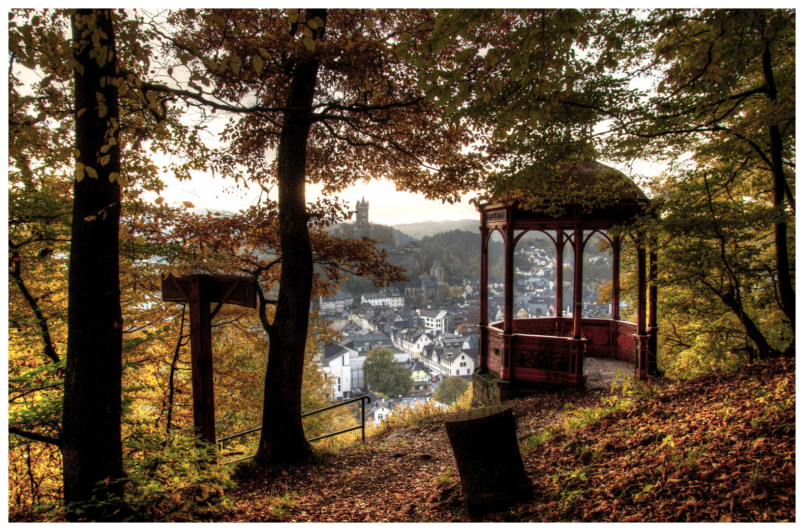 Bismarcktempel im herbstlichen Wald 2011