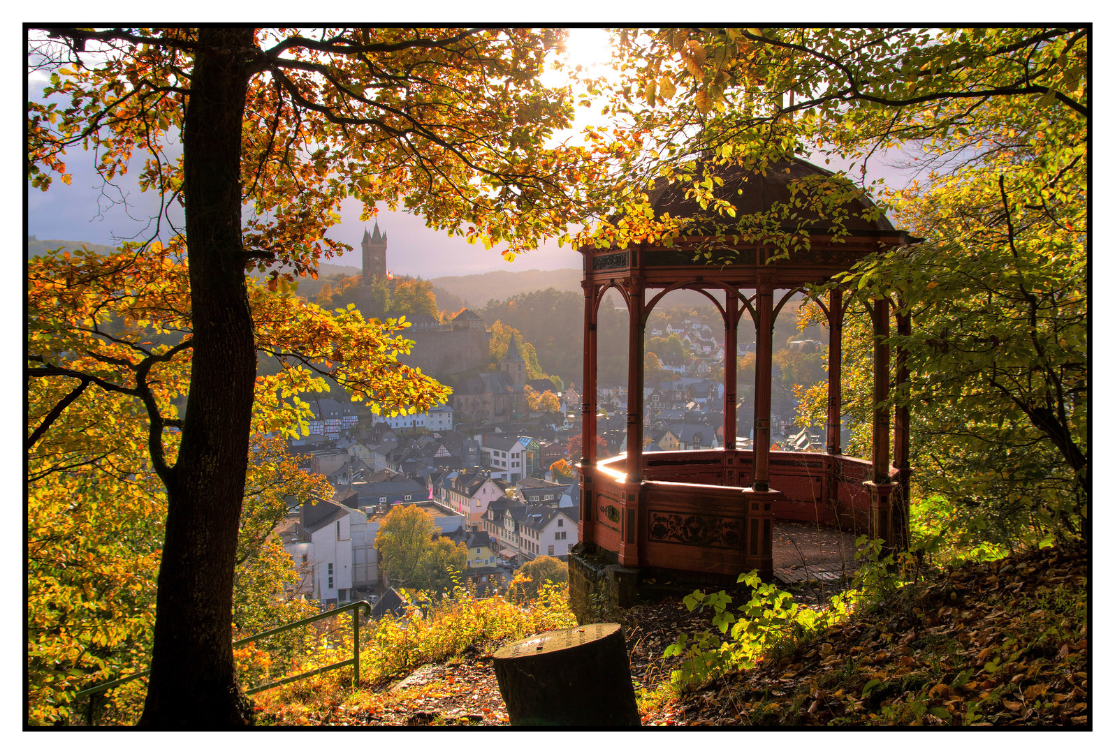 Bismarcktempel im herbstlichen Wald 2012