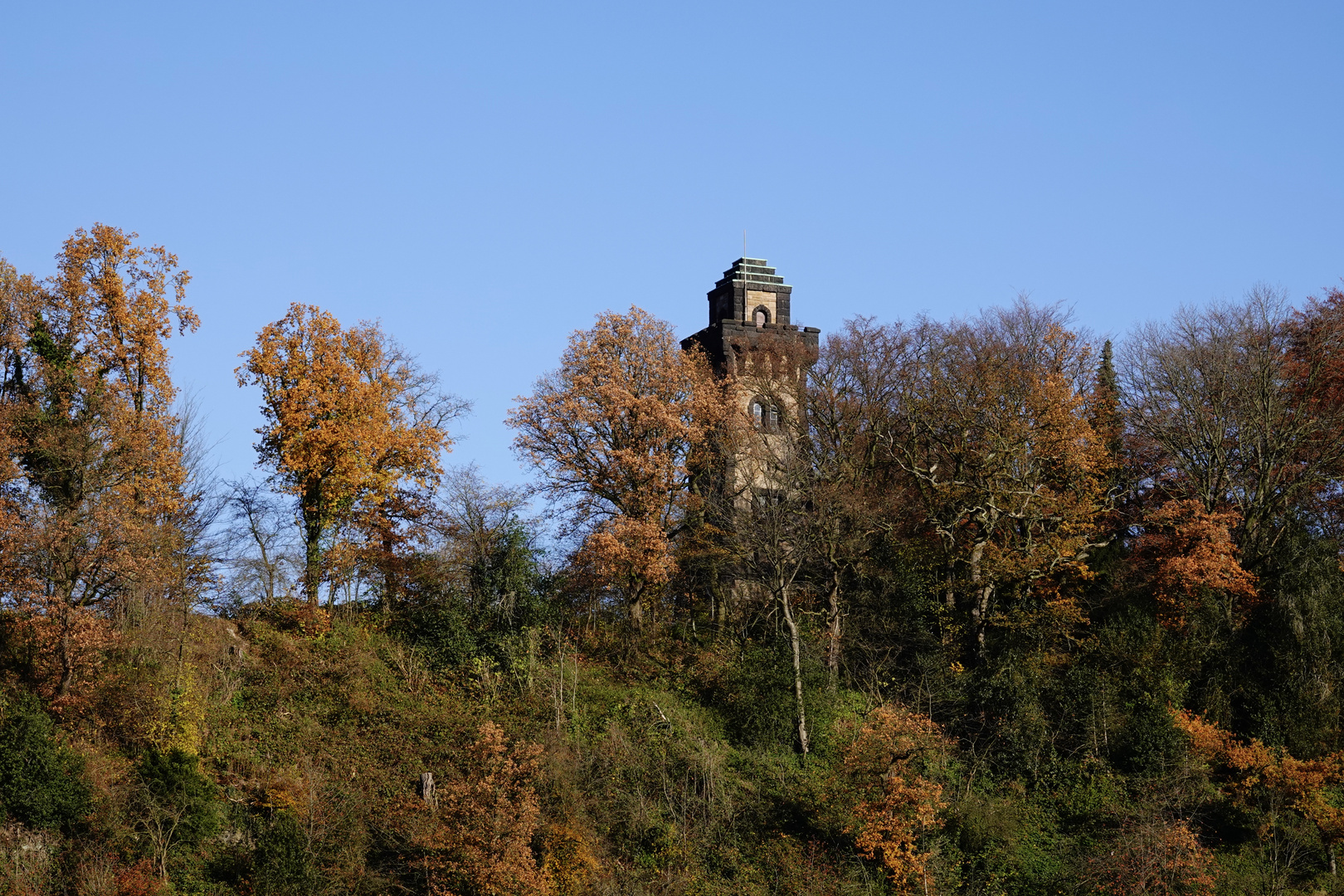 Bismarckturm in Mülheim in herbstlicher Umgebung