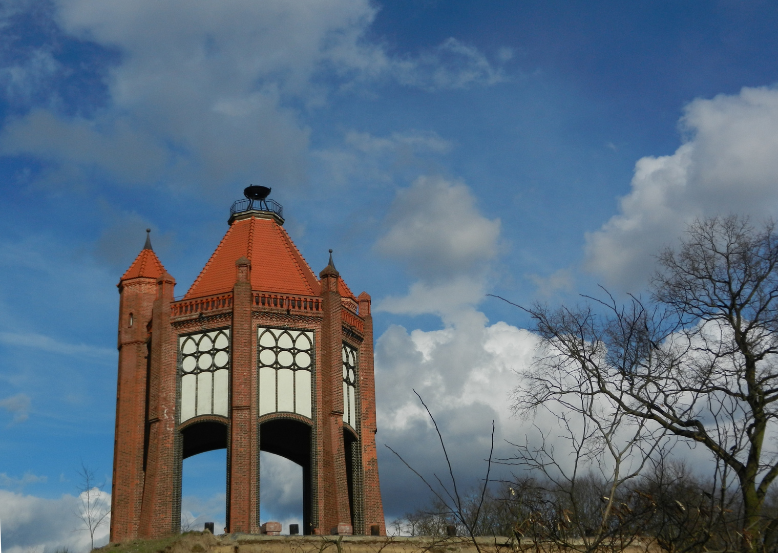 Bismarkturm von hinten gerade gerückt