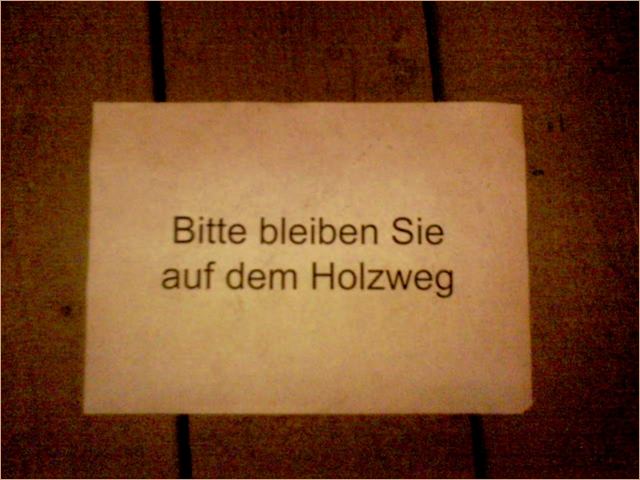 "bitte bleiben sie auf dem holzweg"