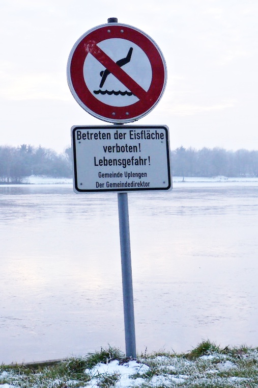 Bitte keinen Kopfsprung auf die Eisfläche!